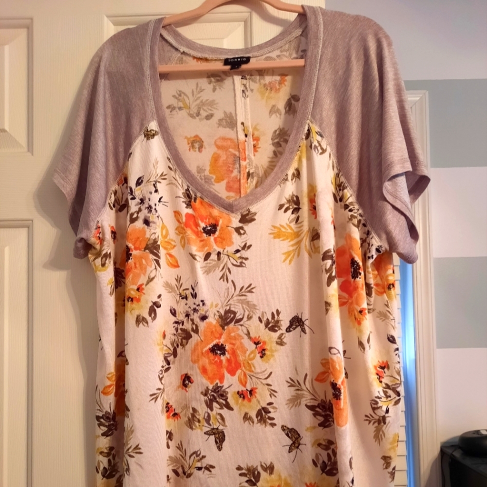 Torrid sz 4 soft knit floral raglan tee